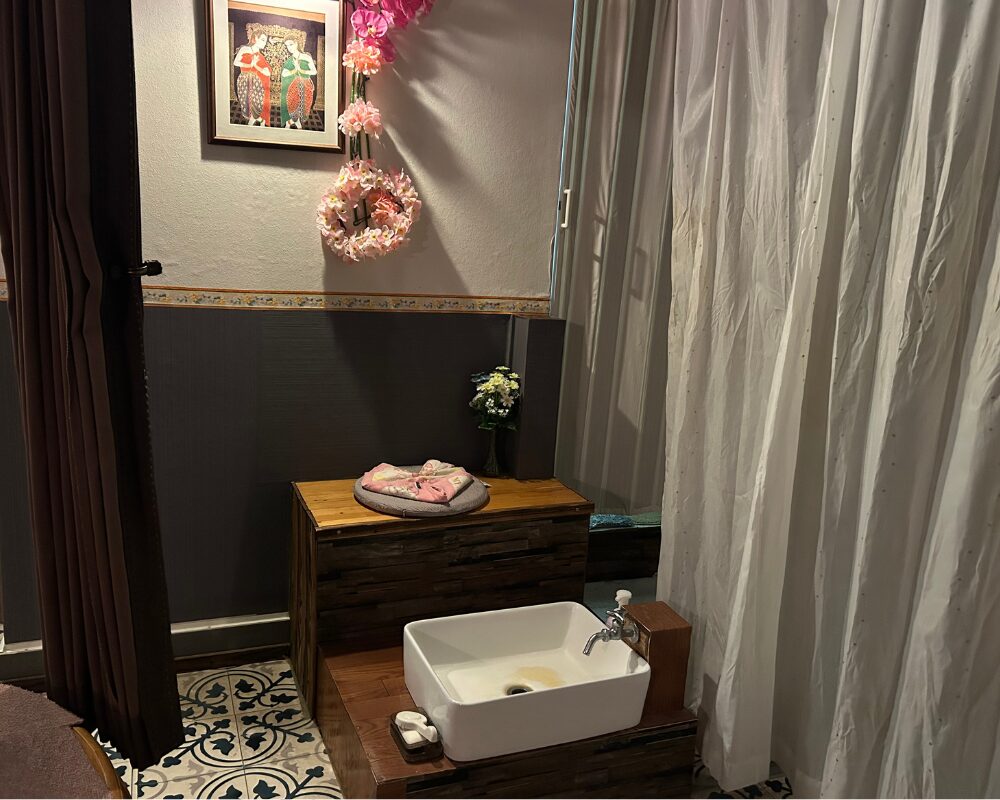 茨城県笠間市旭町のタイ古式マッサージ・ファルンの足洗いば